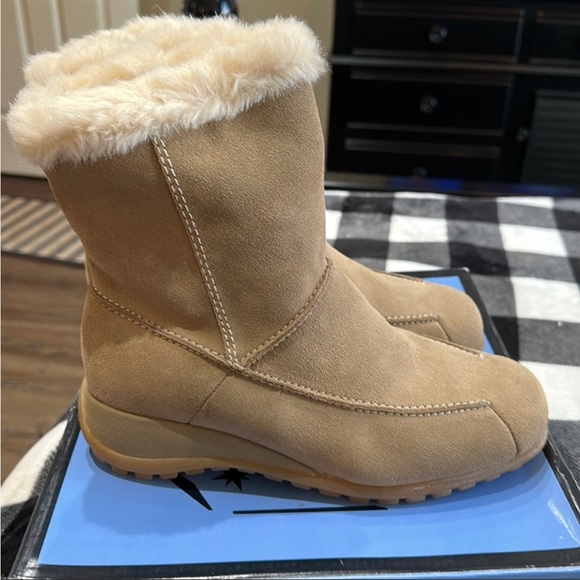 Studio Brilliant Tan Waterproof & Insulated Leather Boots - Picture 2 of 13